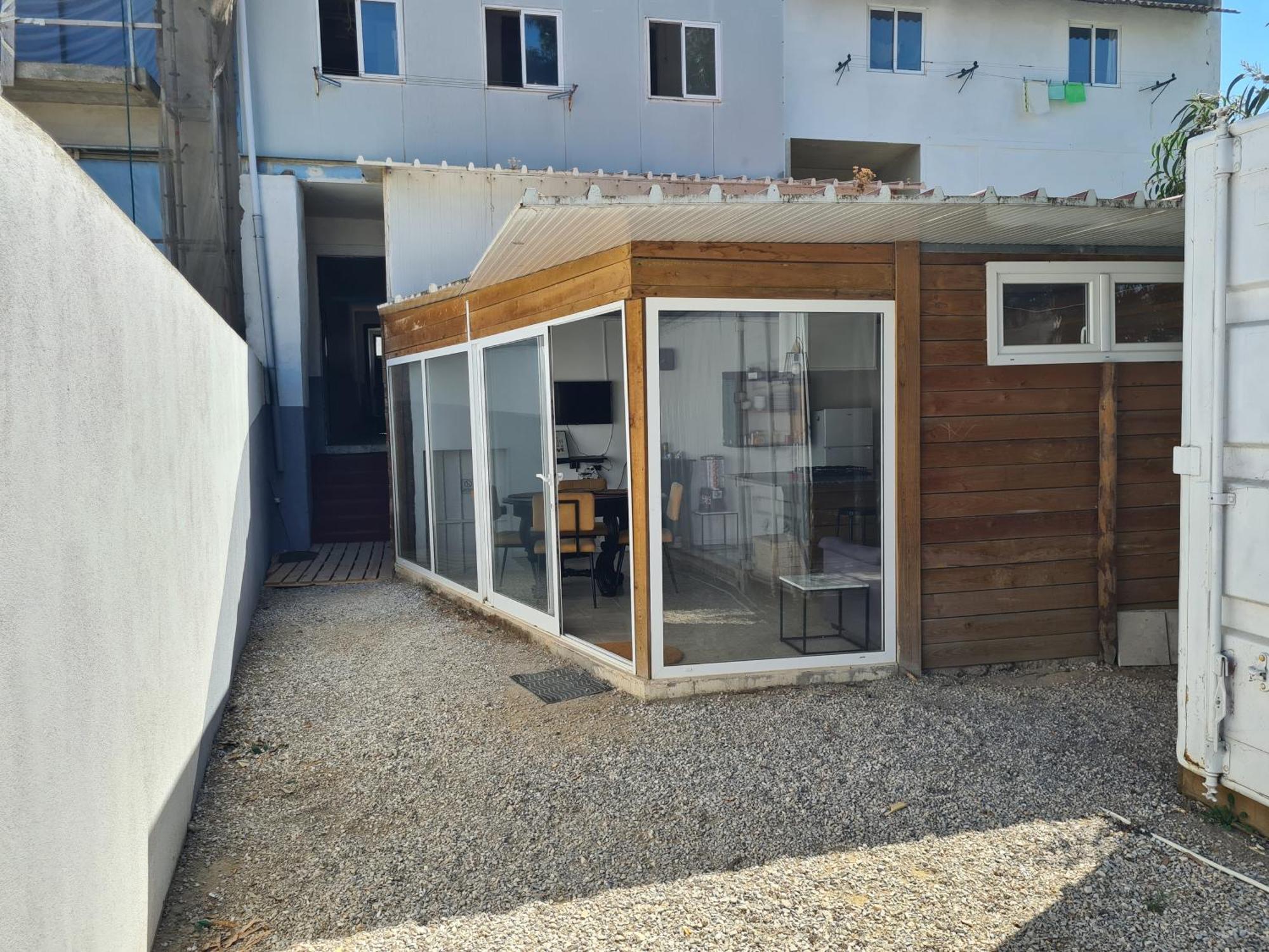 Casa Vale Ecotainer Hostel Lisbon Exterior photo